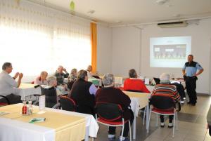 Policist s starejšimi o varnosti v prometu 3